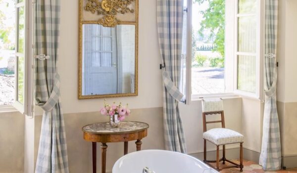 french-country-bathroom-with-gingham-curtains-via-@provencepoiriers (1)